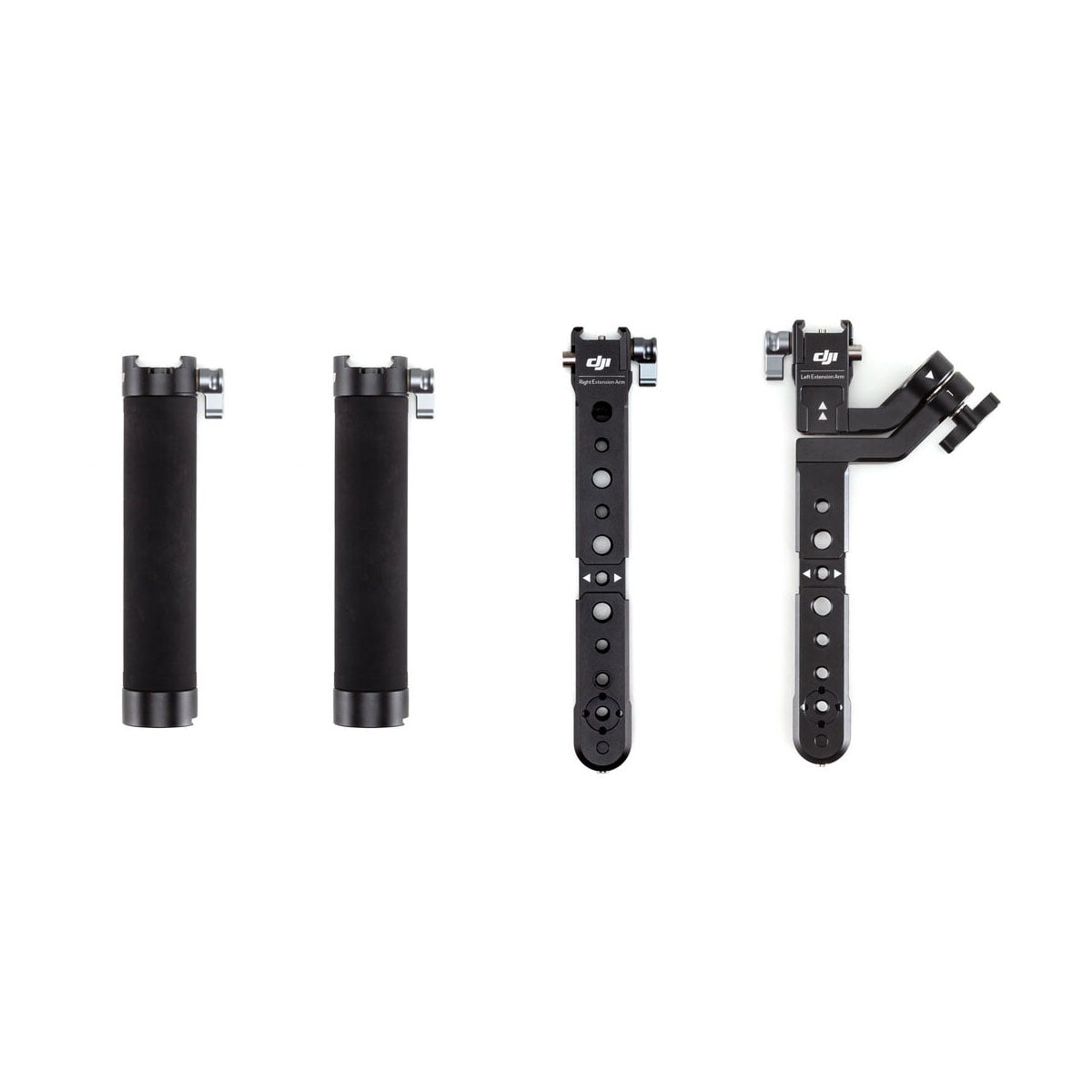 Neljä DJI R Twist Grip Dual Handle -lisävarustetta RS 2:lle ja RSC 2:lle, mukaan lukien kaksi kahvaa, suora varsi ja L-muotoinen kiinnike, jossa on DJI-logo, järjestettynä riviin valkoisella pohjalla.