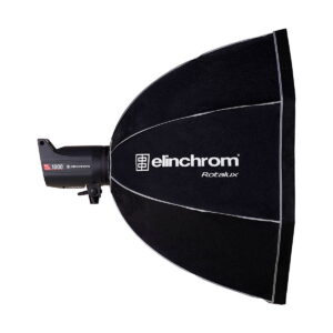Sivukuva Elinchrom Rotalux Deep Octabox 100cm -studiovalaisimesta, jossa on suuri musta kahdeksankulmainen softbox, jonka kankaassa on valkoiset Elinchrom- ja Rotalux-logot.