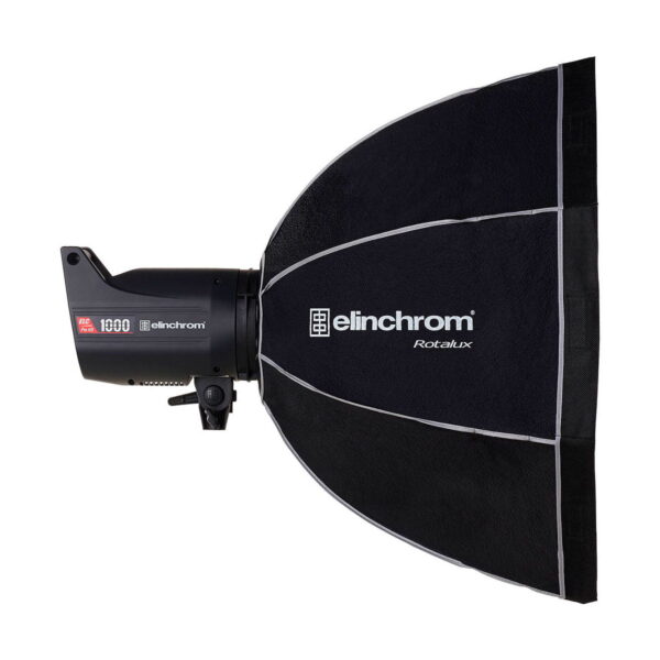 Musta studiostroboskooppivalaisin näkyy sivulta, ja siihen on kiinnitetty Elinchrom Rotalux Deep Octabox 70cm, jossa näkyy Elinchromin logo softboxissa ja mallin tiedot valaisimen rungossa.