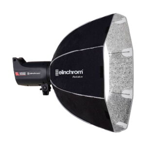 Studiostroboskooppivalaisin, johon on kiinnitetty suuri musta-hopea Elinchrom Rotalux Deep Octabox 70cm softbox, joka on suunniteltu ammattimaiseen valokuvaukseen.