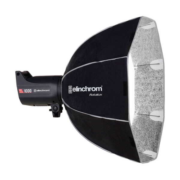 Studiostroboskooppivalaisin, johon on kiinnitetty suuri musta-hopea Elinchrom Rotalux Deep Octabox 70cm softbox, joka on suunniteltu ammattimaiseen valokuvaukseen.