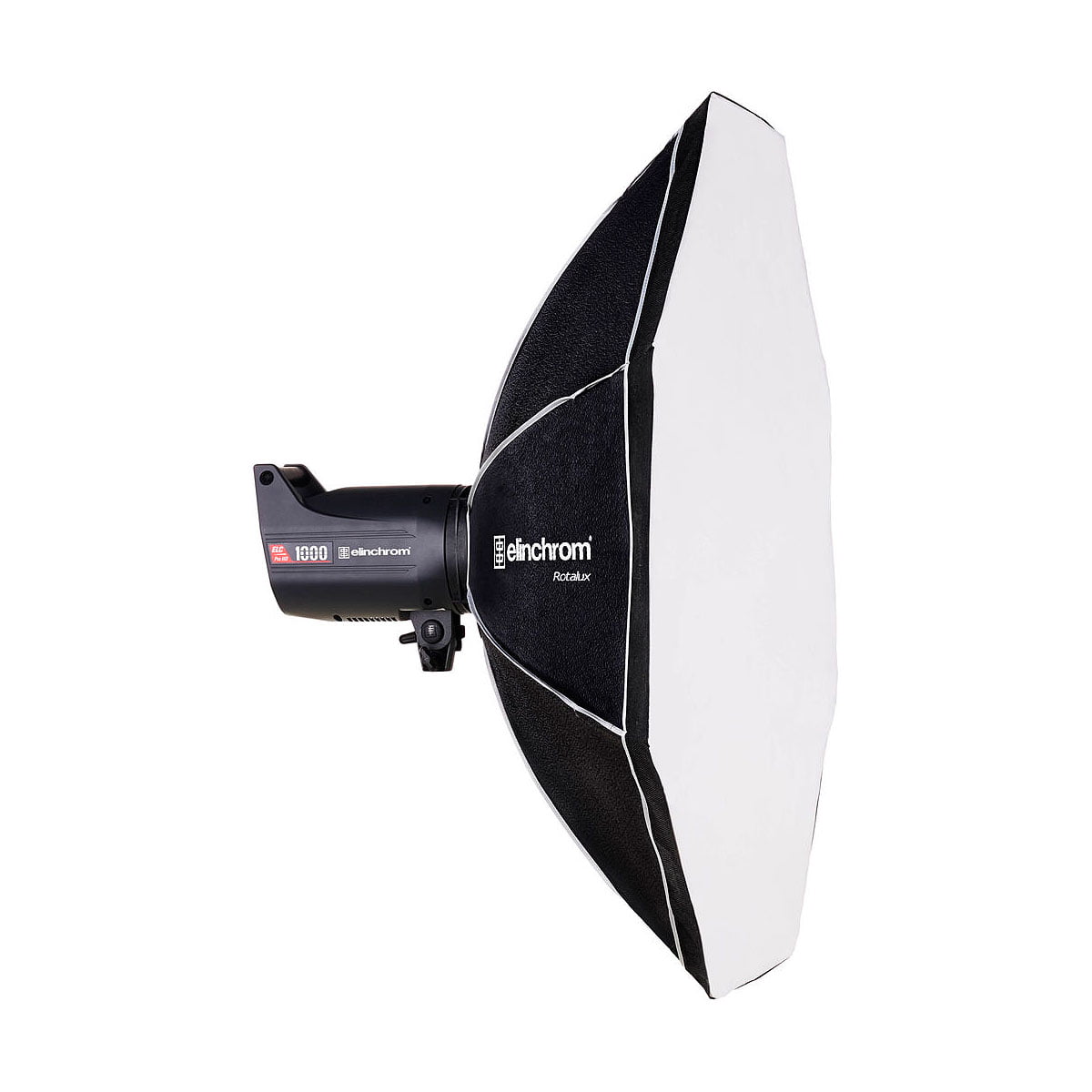 Mustavalkoinen Elinchrom Rotalux Octabox 100cm -studiostrobovalaisin ja siihen liitetty kahdeksankulmainen softbox, sivulta katsottuna valkoista taustaa vasten.