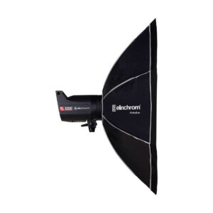 Ammattimainen studiostroboskooppivalaisin, jossa on suuri, musta Elinchrom Rotalux Octabox 100cm softbox, näkyy valkoisella taustalla.