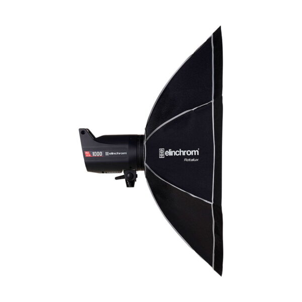 Ammattimainen studiostroboskooppivalaisin, jossa on suuri, musta Elinchrom Rotalux Octabox 100cm softbox, näkyy valkoisella taustalla.