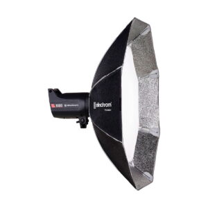 Elinchrom Rotalux Octabox 100cm on hopeanvärinen heijastava, kahdeksankulmainen softbox, joka on suunniteltu ammattimaiseen valokuvausvalaistukseen. Kuvassa se on kiinnitetty Elinchrom BRX 1000 -studiostroboskooppiin.