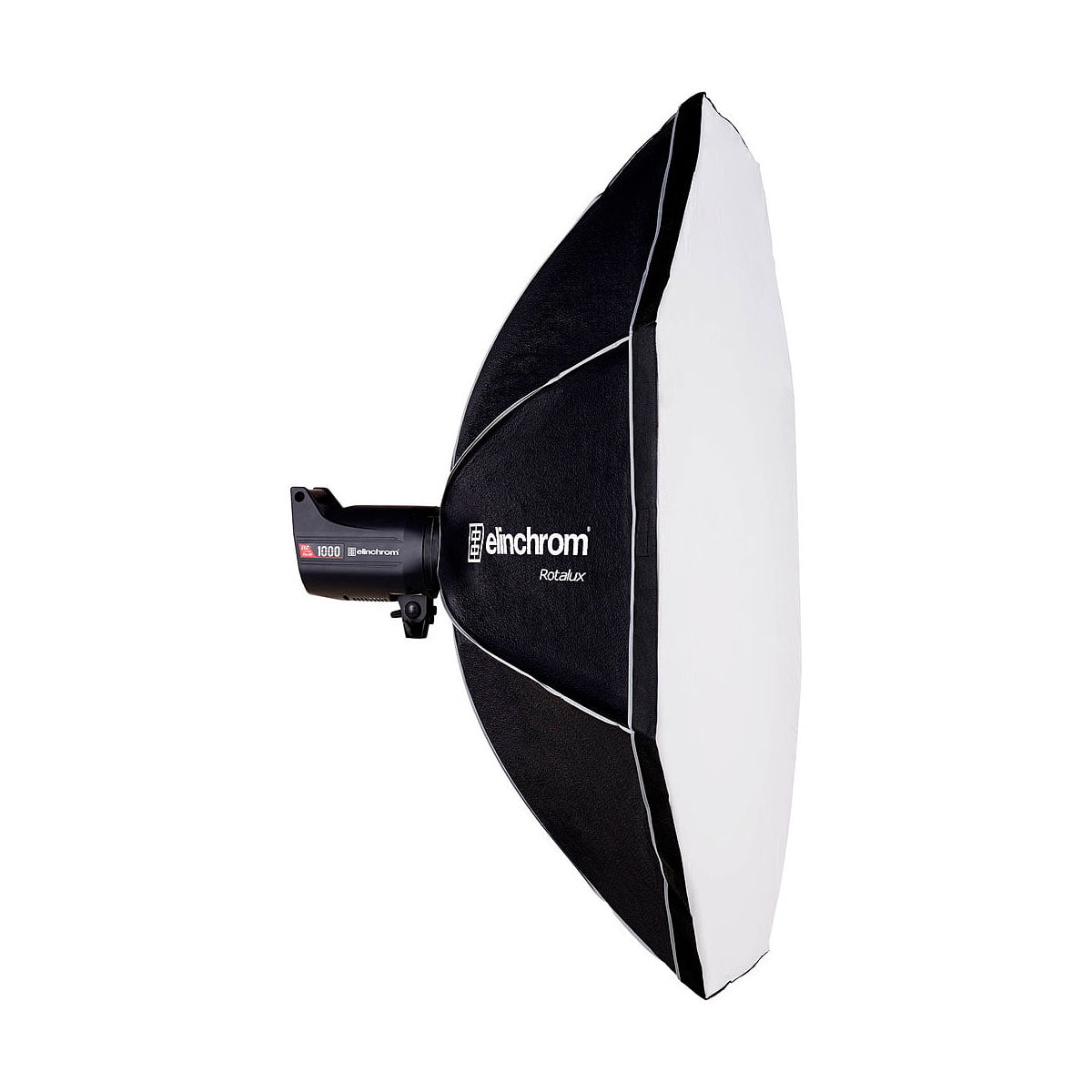 Mustavalkoinen Elinchrom Rotalux Octabox 135cm, johon on kiinnitetty stroboskooppi, sivulta katsottuna valkoista taustaa vasten.