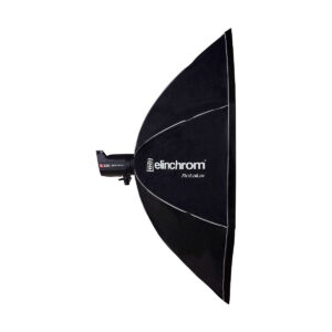 Sivukuva suuresta, mustasta Elinchrom Rotalux Octabox 175cm softboxista, joka on kiinnitetty studiostroboskooppiin, jota käytetään ammattimaiseen valokuvaukseen.