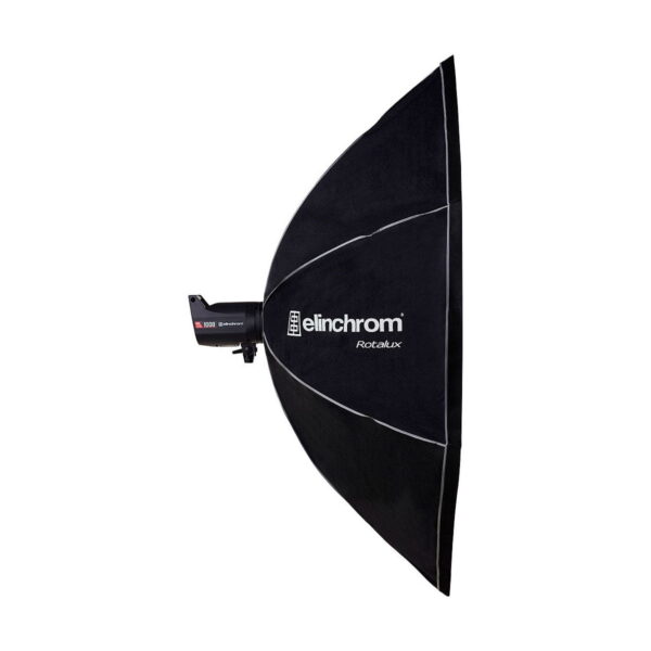 Sivukuva suuresta, mustasta Elinchrom Rotalux Octabox 175cm softboxista, joka on kiinnitetty studiostroboskooppiin, jota käytetään ammattimaiseen valokuvaukseen.