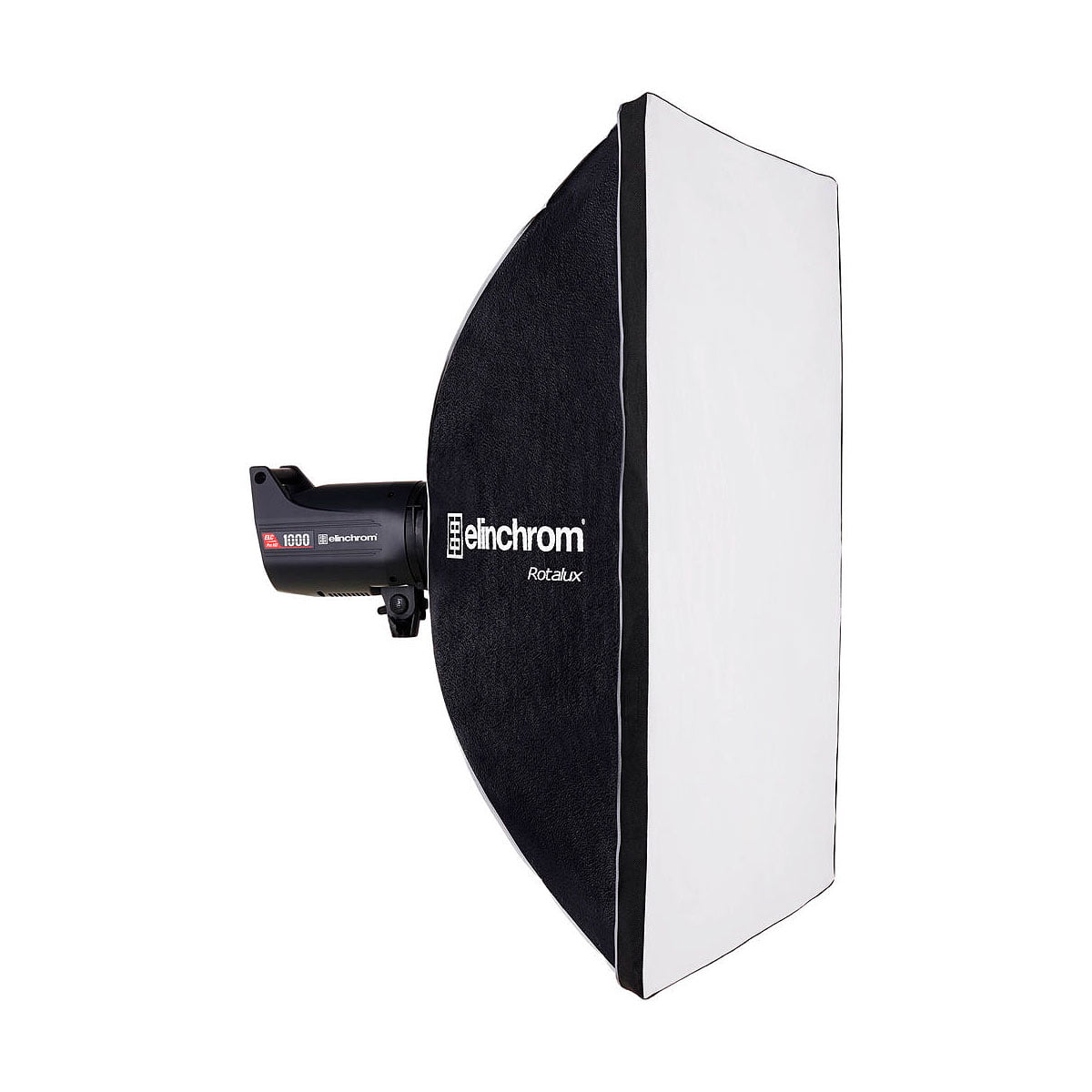 Elinchrom Rotalux Rectabox 90 x 110cm -studiostroboskoopilla varustettu studiostroboskooppi näkyy valkoista taustaa vasten. Rectaboxin sivut ovat mustat, ja siinä on valkoinen diffuusiopaneeli edessä.