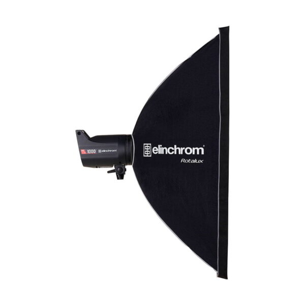 Elinchrom_Rotalux_Rectabox_90x110cm_002 Studiostroboskooppivalaisin ja suuri, musta Elinchrom Rotalux Rectabox 90 x 110cm softbox, sivulta katsottuna valkoisella taustalla.