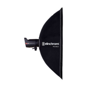 Elinchrom Rotalux Squarebox 100cm, ammattikäyttöön tarkoitettu studiostrobovalaisin, jossa on suuri neliönmuotoinen softbox, näkyy sivulta valkoista taustaa vasten.