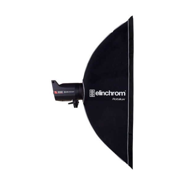 Elinchrom Rotalux Squarebox 100cm, ammattikäyttöön tarkoitettu studiostrobovalaisin, jossa on suuri neliönmuotoinen softbox, näkyy sivulta valkoista taustaa vasten.