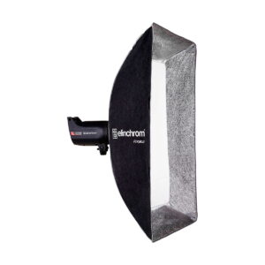 Elinchrom Rotalux Squarebox 100cm, musta suorakaiteen muotoinen softbox, jossa on hopeinen sisus, on asennettu studiostroboskooppivalaisimeen ja kuvattu valkoista taustaa vasten.