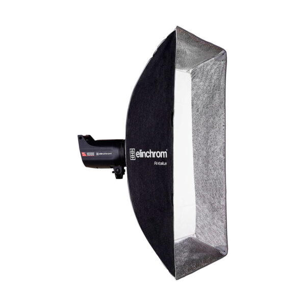 Elinchrom Rotalux Squarebox 100cm, musta suorakaiteen muotoinen softbox, jossa on hopeinen sisus, on asennettu studiostroboskooppivalaisimeen ja kuvattu valkoista taustaa vasten.