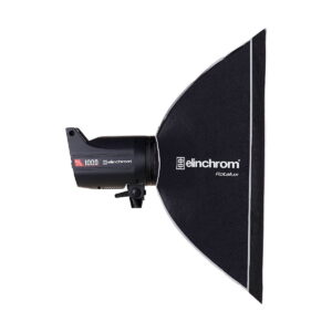 Elinchrom Rotalux Squarebox 70cm -studiovalaisin mustana on kuvassa sivulta suorakulmaisen softbox-kiinnityksen kanssa valkoista taustaa vasten.