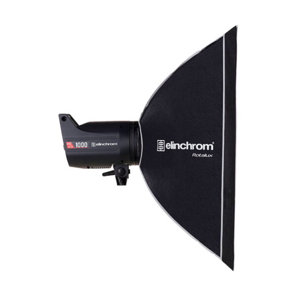 Elinchrom Rotalux Squarebox 70cm -studiovalaisin mustana on kuvassa sivulta suorakulmaisen softbox-kiinnityksen kanssa valkoista taustaa vasten.