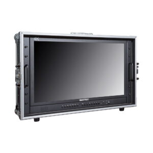 Seetec 28" 4K Quad View Carry-On Broadcast Monitor -monitori on kestävässä lentokotelossa, jossa on sivukahvat, etusivun ohjauspainikkeet ja tuuletusritilät valkoisella pohjalla.