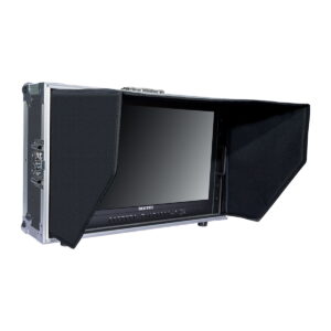 Seetec 28" 4K Quad View Carry-On Broadcast Monitor on mustalla taittuvalla aurinkovarjolla varustetussa lentokotelossa, joten se on ihanteellinen kuvauspaikalla tapahtuvaan videotuotantoon.