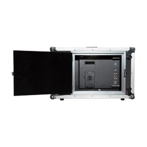 Seetec 28" 4K Quad View Carry-On Broadcast Monitor on esitetty mustan ja hopeanvärisessä lentokotelossaan, jonka etuosa on auki ja jossa ohjauspaneelit, portit ja elektroniset komponentit ovat näkyvissä.