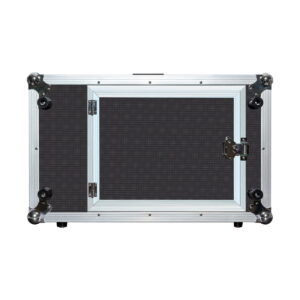Seetec 28" 4K Quad View Carry-On Broadcast Monitor on suorakulmainen musta-hopea lentokotelo, jossa on vahvistetut metallikulmat, yläkahva ja etuovi, jossa on turvallinen salpa ja metalliset saranat.