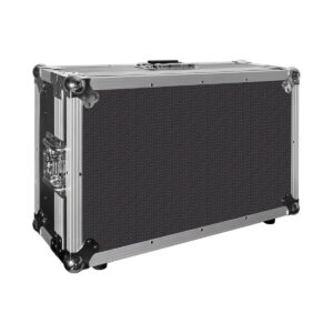 Seetec 28" 4K Quad View Carry-On Broadcast Monitor on hopeisessa metallisessa lentokotelossa, jossa on vahvistetut kulmat, kuvioitu musta paneeli ja yläkahva - täydellinen laitteiden turvalliseen säilytykseen tai kuljetukseen.