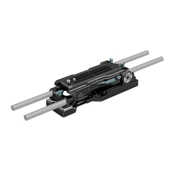 SmallRig 2837 Shoulder Pad Pro -laitteen yksityiskohtainen 3D-versio näyttää sen mustan vaunun, jossa on näkyviä hammaspyöriä, vipuja ja tarkkuusosia, jotka on suunniteltu sujuvaan liikkeeseen kahta samansuuntaista metallitankoa pitkin.