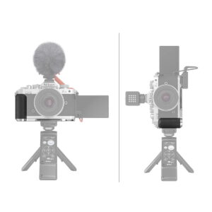 Kaksi Nikon Z fc -kameraa, joissa on SmallRig 3480 L-muotoiset kahvat, ovat jalustoilla, kuvassa edestä ja sivulta. Kummassakin on ulosvedettävä näyttö; toisessa on mikrofoni ylhäällä ja toisessa LED-valo sivulla. Molemmissa jalustoissa on kiinnitetyt kaukosäätimet.
