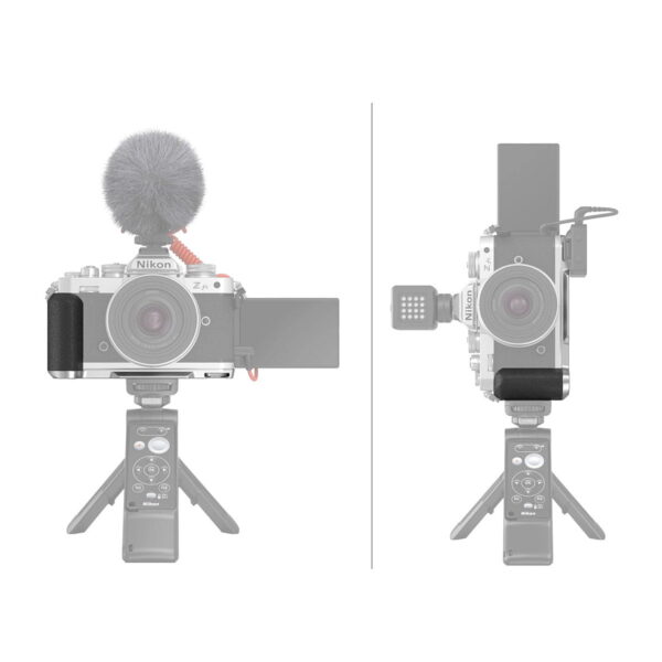 Kaksi Nikon Z fc -kameraa, joissa on SmallRig 3480 L-muotoiset kahvat, ovat jalustoilla, kuvassa edestä ja sivulta. Kummassakin on ulosvedettävä näyttö; toisessa on mikrofoni ylhäällä ja toisessa LED-valo sivulla. Molemmissa jalustoissa on kiinnitetyt kaukosäätimet.