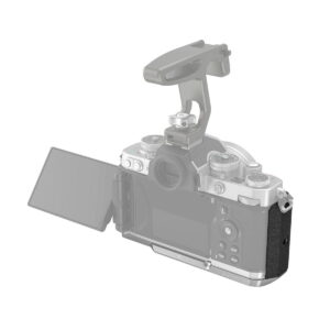 SmallRig 3480 L-muotoinen kahva on kuvassa kiinnitettynä Nikon Z fc -kameraan, jossa on ulos käännettävä näyttö ja ulkoinen kahva päällä, takaa katsottuna valkoista taustaa vasten.