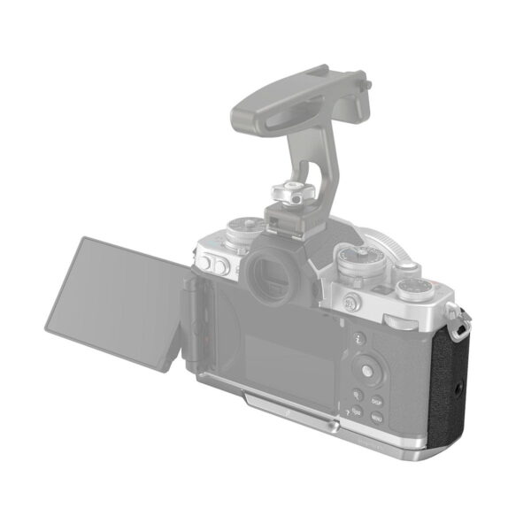 SmallRig 3480 L-muotoinen kahva on kuvassa kiinnitettynä Nikon Z fc -kameraan, jossa on ulos käännettävä näyttö ja ulkoinen kahva päällä, takaa katsottuna valkoista taustaa vasten.