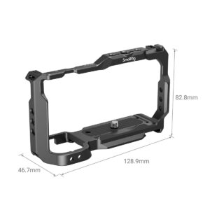 SmallRig Cage for Sony ZV-E10 3531 on musta metallinen kamerahäkki, jonka mitat ovat 128,9 mm leveys, 82,8 mm korkeus ja 46,7 mm syvyys ja jossa on kiinnityspisteet ja ruuvi kameran turvallista kiinnittämistä varten.