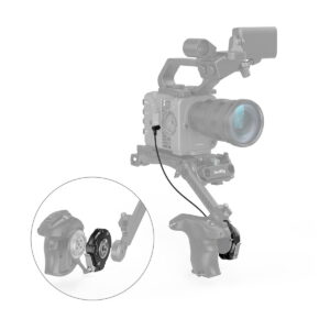 SmallRig_Handgrip_Rosette_Adapter_for_Sony_FX6_3403_004 SmallRig 3403 Handgrip Rosette Adapter for Sony FX6 on kuvassa, kun sen kahvaan on kiinnitetty tarkennuksen ohjauskaapeli. Sisäkuvassa on esitetty yksityiskohtaisesti kahvan ja kaapelin välinen kiinnitysmekanismi, ja kamera ja kahva on osittain harmaasävytetty.