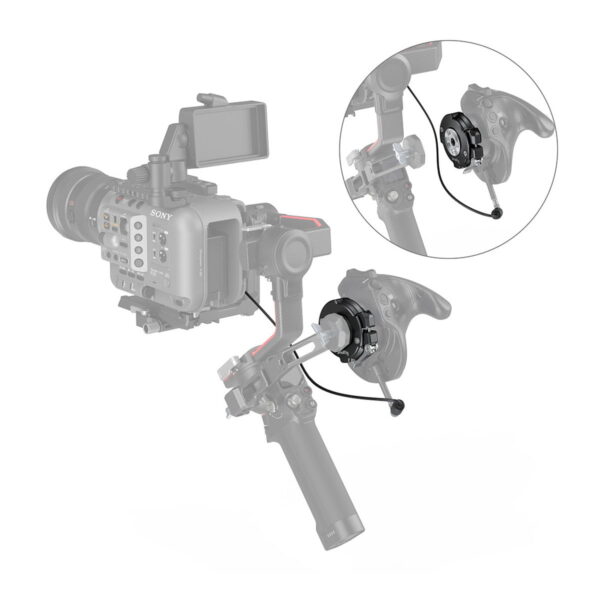SmallRig_Handgrip_Rosette_Adapter_for_Sony_FX6_3403_005 Harmaassa kokoonpanossa on SmallRig 3403 Handgrip Rosette Adapter for Sony FX6, johon on kiinnitetty joystick-ohjausmoduuli. Sisäkuvassa on lähikuva joystick-moduulista ja sen liittämisestä sovittimen kahvaan.