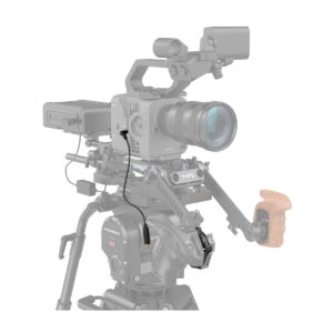 SmallRig_Handgrip_Rosette_Adapter_for_Sony_FX6_3403_006 SmallRig 3403 Handgrip Rosette Adapter for Sony FX6 on kiinnitetty ammattimaisen videokameran kokoonpanoon, jossa on objektiivi, ulkoinen näyttö, puinen sivukahva ja lisävarusteet, jotka on asennettu jalustalle valkoista taustaa vasten.
