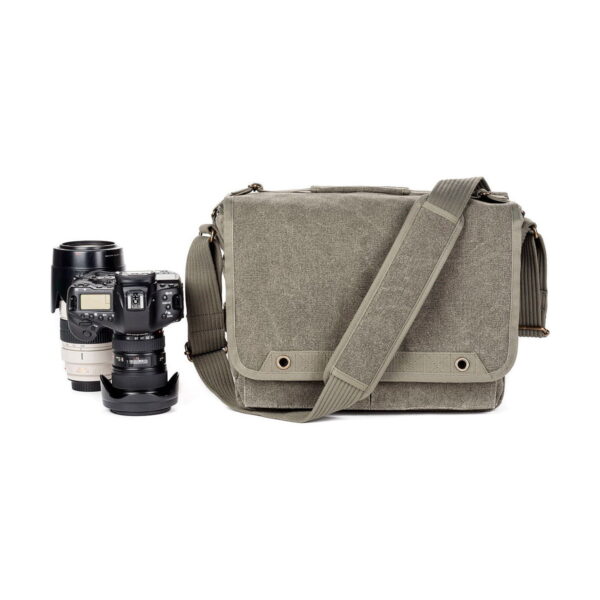Think Tank Retrospective 30 V2.0 - Pinestone -kameralaukku istuu mustan DSLR-kameran rungon ja kahden vaihdettavan objektiivin vieressä valkoisella taustalla.