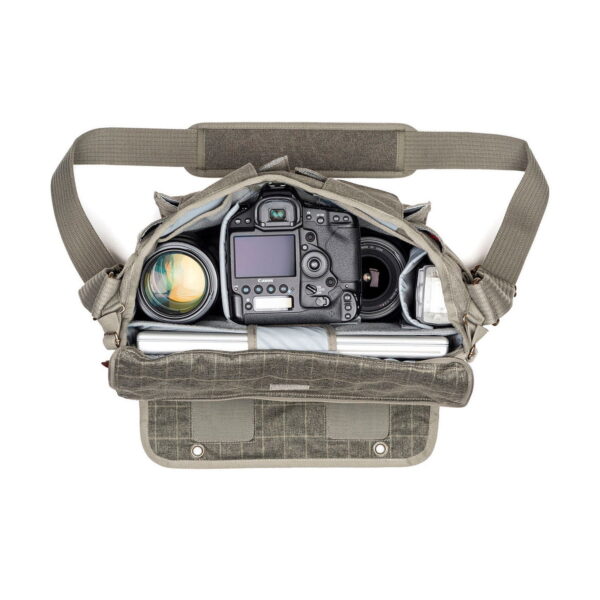 Think Tank Retrospective 30 V2.0 - Pinestone on avattu ylhäältä alaspäin, ja siinä näkyy DSLR-kamera, kaksi suurta objektiivia, kannettava tietokone ja useita tarvikkeita siististi järjestettynä pehmustettuihin lokeroihin.
