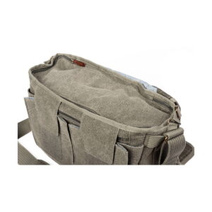 Think Tank Retrospective 30 V2.0 - Pinestone on khaki kankainen messenger-laukku, jossa on useita etutaskuja, pitkä säädettävä olkahihna ja osittain avoin yläosa, joka paljastaa sen kevyen sisävuoren.