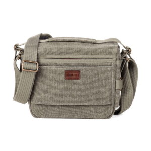 Pinestone (vaalean oliivinvihreä) Think Tank Retrospective 5 V2.0 canvas messenger laukku, jossa on säädettävä olkahihna, läppätasku edessä, vetoketjullinen päälokero ja pieni ruskea suorakulmainen thinkTANK logo patch.