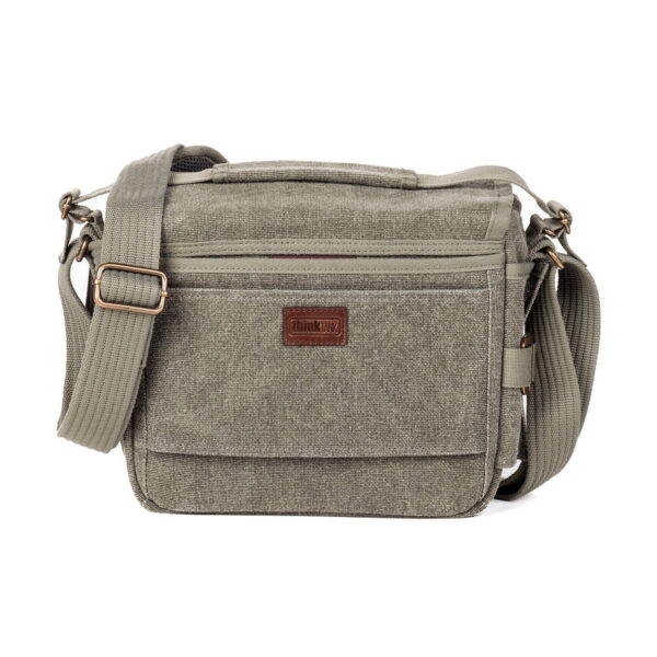 Pinestone (vaalean oliivinvihreä) Think Tank Retrospective 5 V2.0 canvas messenger laukku, jossa on säädettävä olkahihna, läppätasku edessä, vetoketjullinen päälokero ja pieni ruskea suorakulmainen thinkTANK logo patch.