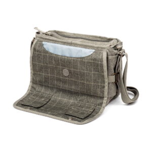 Think Tank Retrospective 7 V2.0 - Pinestone on khaki kangas messenger laukku, jossa on ruudukkokuvio, säädettävä olkahihna, metalliset snap sulkimet, ja etuläppä auki näyttää sisätaskut ja vaaleansininen vuori.
