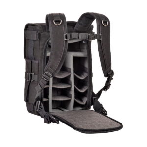 Think Tank Retrospective Backpack 15 -kamerareppu, musta, sisältää pehmustetut, säädettävät sisätilan jakajat ja avoimen etupaneelin, jossa on järjestetyt varustelokerot valkoista taustaa vasten.