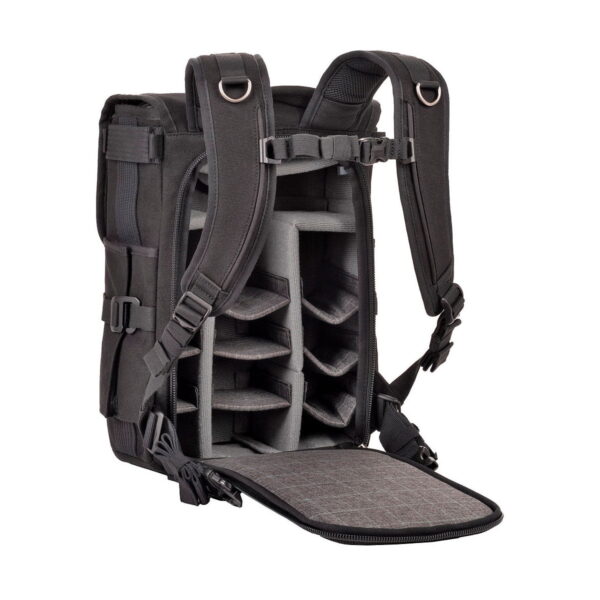 Think Tank Retrospective Backpack 15 -kamerareppu, musta, sisältää pehmustetut, säädettävät sisätilan jakajat ja avoimen etupaneelin, jossa on järjestetyt varustelokerot valkoista taustaa vasten.