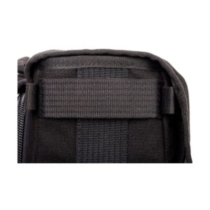 Lähikuva Think Tank Retrospective Backpack 15 -kamerareppu, musta, jossa korostuvat vaakahihna ja vetoketju. Tikkaukset ja kuvioitu musta nylonmateriaali korostavat repun kestävyyttä.
