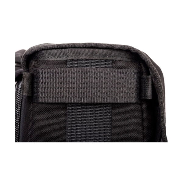 Lähikuva Think Tank Retrospective Backpack 15 -kamerareppu, musta, jossa korostuvat vaakahihna ja vetoketju. Tikkaukset ja kuvioitu musta nylonmateriaali korostavat repun kestävyyttä.