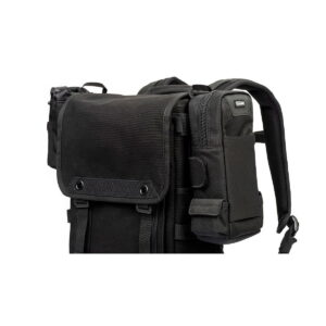 Think Tank Retrospective Backpack 15 -kamerareppu, musta on musta reppu, jossa on useita lokeroita ja taskuja, pieni irrotettava pussi toisessa olkahihnassa ja läppäkansi, jossa on napit ja vetoketjut.