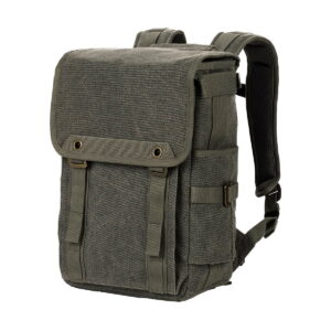Think_Tank_Retrospective_Backpack_15-Pinestone_002 Think Tank Retrospective Backpack 15 -kamerareppu pinestone-mustassa, jossa on läppäkansi, solkihihnat, sivutaskut, pehmustetut olkahihnat ja metalliset läpivientikoristeet. Kuvassa valkoista taustaa vasten.
