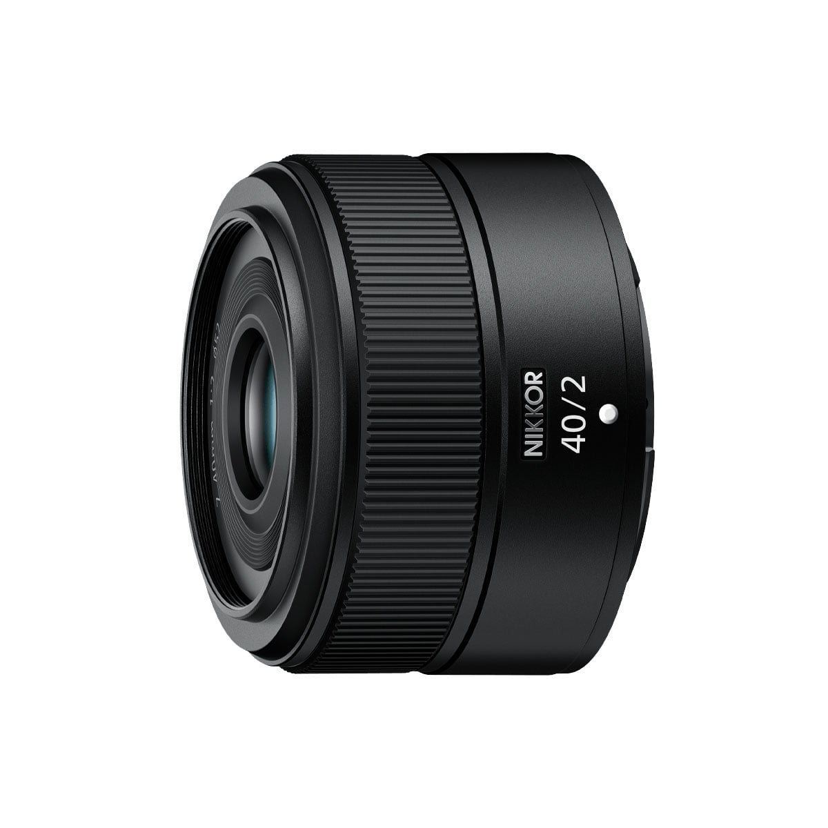 nikon_nikkor_z_40mm_f2_01 Nikon Nikkor Z 40mm f/2 -objektiivi näkyy mustana valkoista taustaa vasten, hieman vasemmalle suunnattuna. Objektiivissa on kuvioidut renkaat tarkkaa tarkennusta ja ohjausta varten.