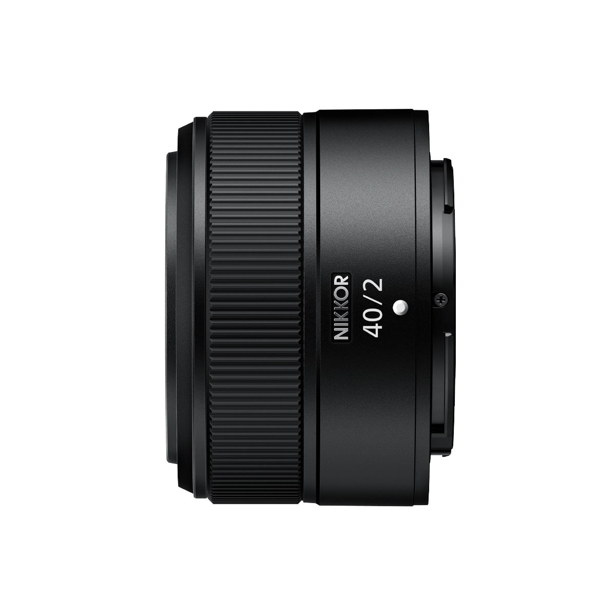 Nikon Nikkor Z 40mm f/2 -objektiivi näkyy sivukuvassa, mustana, sivulle on painettu uurrettu tarkennusrengas ja objektiivin tekniset tiedot, eristettynä valkoiselle taustalle.
