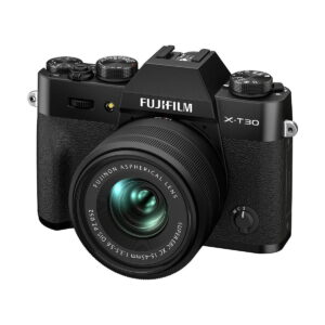 Fujifilm X-T30 II Musta -digitaalikamera näkyy vinossa valkoisella taustalla, ja sen asfäärinen linssi, useat valintakiekot ja näkyvä kahva korostuvat.