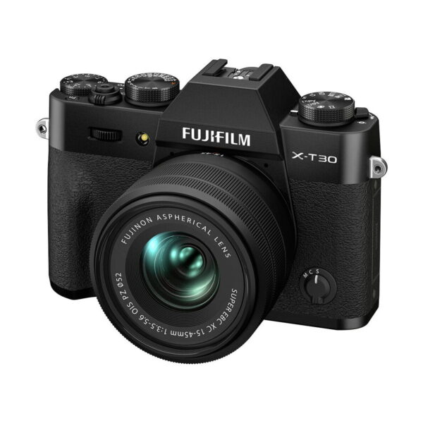 Fujifilm X-T30 II Musta -digitaalikamera näkyy vinossa valkoisella taustalla, ja sen asfäärinen linssi, useat valintakiekot ja näkyvä kahva korostuvat.